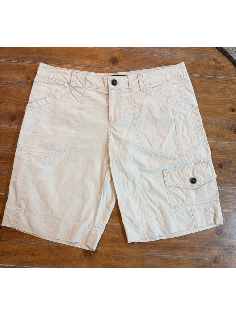 Daisy Fuentes Womens Beige Cargo Shorts Size 10  Multiple Buttoned Pockets